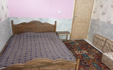 ویلا در شهر یزد واقع شده است
اقامتگاه در محیطی آرام و امن بومی واقع است.
بافت محله ویلا شهری و سنتی قدیمی و مسیر دسترسی به اقامتگاه آسفالت می باشد.
وضعیت آنتن دهی همراه اول، ایرانسل و رایتل عالی می باشد.