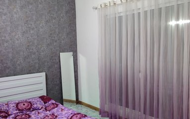 ویلا در شهر سرخرود واقع شده است. اقامتگاه در محیطی آرام آپارتمانی و غیر بومی واقع است.
بافت محله ویلا شهری و مسیر دسترسی به اقامتگاه آسفالت می باشد.
وضعیت آنتن دهی همراه اول عالی، ایرانسل عالی و رایتل عالی می باشد.
فاصله با سوپرمارکت 200 متر ، نانوایی 300 متر و دریا ۱ کیلومتر است.