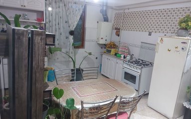 اقامتگاه روستایی می باشد. آپارتمان در شهر املش واقع شده است. اقامتگاه در محیطی آرام روستایی و بومی واقع است.
اقامتگاه فاقد پارکینگ است و درب اقامتگاه فضای پارک مناسب برای چند خودرو موجود می باشد.