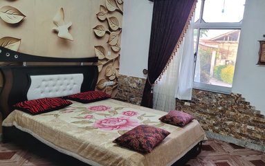 ویلا در شهر اسالم (بالاده) واقع شده است.
اقامتگاه در محیطی آرام روستایی و بومی واقع است.
اقامتگاه دارای دوربین مداربسته در محوطه و ورودی می باشد
ویلا نیمه دربست است.
وضعیت آنتن دهی همراه اول عالی، ایرانسل متوسط و رایتل عالی می باشد.