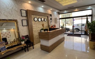 آپارتمان در شهر مشهد واقع شده است. اقامتگاه در محیطی آرام، آپارتمانی و بومی واقع است.
کودکان 6 سال به بالا جزو نفرات حساب می شوند.
آپارتمان مجهز به آسانسور است.
وضعیت آنتن دهی همراه اول، ایرانسل و رایتل عالی می باشد.
اقامتگاه قبل از ورود میهمان بطور کامل نظافت خواهد شد.