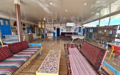 این بومگردی در فضایی 3000 متری در روستای مر واقع شده است.