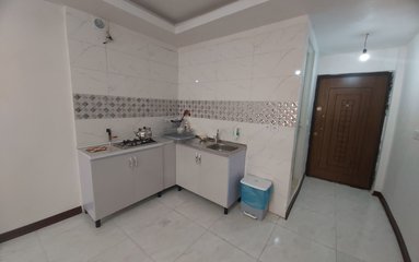 سوئیت در شهر تهران (حصارک) واقع شده است.
اقامتگاه در محیطی آرام آپارتمانی و بومی واقع است.
بافت محله سوئیت شهری و مسیر دسترسی به اقامتگاه آسفالت می باشد.
وضعیت آنتن دهی همراه اول، ایرانسل و رایتل عالی می باشد.