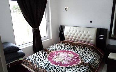 ویلا در دهکده توریستی چاری واقع در متل قو (سلمانشهر) می باشد.
ویلا دربست است.
بافت محله ویلا روستایی و انتهای مسیر دسترسی به اقامتگاه 100 متر خاکی می باشد.
وضعیت آنتن دهی همراه اول ضعیف، ایرانسل عالی و رایتل ضعیف می باشد.