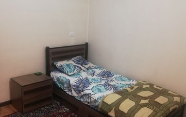 آپارتمان در شهر تهران (بلوار فردوس غرب) واقع شده است. اقامتگاه در محیطی آرام آپارتمانی و بومی واقع است.
بافت محله آپارتمان ساحلی و مسیر دسترسی به اقامتگاه آسفالت می باشد.