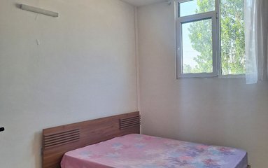 وضعیت آنتن دهی همراه اول، ایرانسل و رایتل عالی می باشد.
استخر آپارتمان مجهز به تصفیه 24 ساعته و اتوماتیک می باشد.
ویلا دربست است.
فاصله با شهر مشهد 15 دقیقه با ماشین است.