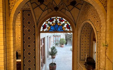عمارت فرهادی، بوتیک هتلی سنتی در قلب شیراز و مجاورت حرم شاهچراغ و آثار تاریخی و دیدنی این شهر زیبا میباشد.
عمارت متشکل از دو ساختمان با حیاط مرکزی و به جای مانده از دوران قاجار و پهلوی میباشد.
بخش متصلکننده این دو ساختمان شامل کافه و رستوران است.
این اقامتگاه متشکل از ۱۴ اتاق منحصر بفرد میباشد که طی مدت زمان ده سال تحت مرمت و بازسازی قرار گرفتهاند.
هر اتاق از طراحی متفاوت، سرویس بهداشتی و وایفای رایگان برخوردار است.
چشمانداز زیبای پشتبام به حرم شاهچراغ و محله سنگسیاه از دیگر جذابیتهای این عمارت میباشد.
وجود پارکینگ در مجاورت هتل از دیگر نکات مثبت این اقامتگاه زیبا است.
این اقامتگاه سنتی در فضایی 1200 متری در واقع شده است. کنار اقامتگاه پارکینگ به صورت اشتراکی در اختیار میهمانان عزیز قرار داده شده است.
سرویس خواب این اقامتگاه رخت خواب سنتی و تخت می باشد.
اقامتگاه سنتی دارای وای فای رایگان برای میهمانان عزیز می باشد.
صبحانه رایگان برای میهمان سرو خواهد شد.