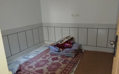 آپارتمان در شهر نجف آباد واقع شده است.
اقامتگاه در محیطی آرام ویلایی و بومی واقع است.
وضعیت آنتن دهی همراه اول، ایرانسل و رایتل عالی می باشد.
