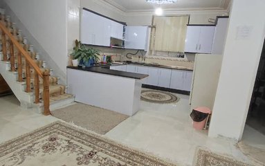 ویلا در شهر بوشهر واقع شده است. اقامتگاه در محیطی آرام ویلایی و بومی واقع است.
اقامتگاه دارای دوربین مداربسته در ورودی می باشد.