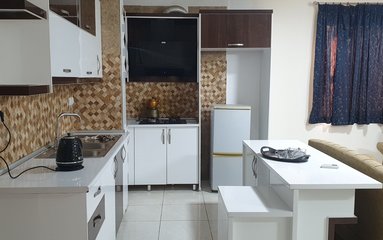 آپارتمان در شهر قشم واقع شده است. اقامتگاه در محیطی آرام، آپارتمانی و بومی واقع است.
کودکان 3 سال به بالا جزو نفرات حساب می شوند.
اقامتگاه قبل از ورود میهمان بطور کامل نظافت خواهد شد.