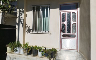 ویلا در شهر رامسر واقع شده است.
اقامتگاه در محیطی آرام ویلایی و بومی واقع است.
ویلا غیردربست است.
بافت محله ویلا شهری و مسیر دسترسی به اقامتگاه آسفالت می باشد.
وضعیت آنتن دهی همراه اول، ایرانسل و رایتل عالی می باشد.