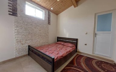 ویلا در شهر متل قو (سلمانشهر) واقع شده است.
اقامتگاه در محیطی آرام ویلایی و بومی واقع است.
ویلا دربست است.
بافت محله ویلا شهری و مسیر دسترسی به اقامتگاه آسفالت می باشد.
وضعیت آنتن دهی همراه اول، ایرانسل و رایتل عالی می باشد.