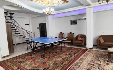 ویلا در شهر فومن واقع شده است.
اقامتگاه در محیطی آرام ویلایی و بومی واقع است.
ویلا دربست است.
بافت محله ویلا شهری و مسیر دسترسی به اقامتگاه آسفالت می باشد.
وضعیت آنتن دهی همراه اول عالی، ایرانسل عالی و رایتل متوسط می باشد.