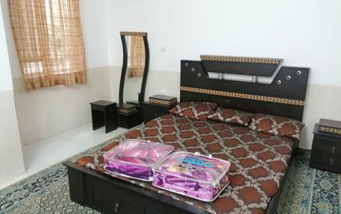 آپارتمان در شهر یزد واقع شده است.
اقامتگاه در محیطی آرام آپارتمانی و بومی واقع است.
بافت محله آپارتمان شهری و مسیر دسترسی به اقامتگاه آسفالت می باشد.
وضعیت آنتن دهی همراه اول، ایرانسل و رایتل عالی می باشد.