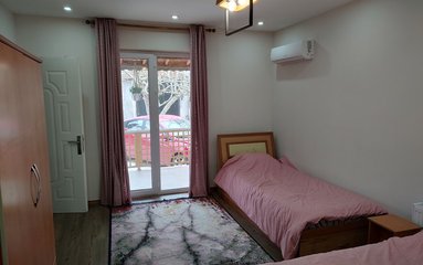 ویلا در شهر رشت (له له کا) واقع شده است.
اقامتگاه در محیطی آرام ویلایی و بومی واقع است.
اقامتگاه دارای دوربین مداربسته در ورودی می باشد.
ویلا دربست است.
وضعیت آنتن دهی همراه اول و ایرانسل خوب می باشد.