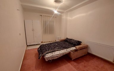 آپارتمان در شهر تنکابن واقع شده است.
اقامتگاه در محیطی آرام آپارتمانی و بومی واقع است.
بافت محله آپارتمان روستایی و مسیر دسترسی به اقامتگاه آسفالت می باشد.
وضعیت آنتن دهی همراه اول، ایرانسل و رایتل عالی می باشد.