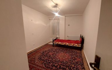 آپارتمان در شهر تنکابن واقع شده است.
اقامتگاه در محیطی آرام ویلایی و بومی واقع است.
اقامتگاه دارای دوربین مداربسته و دارای نگهبان می باشد.