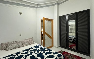 ویلا در شهر لاهیجان (جاده رودبنه دهشال) واقع شده است.
اقامتگاه در محیطی آرام ویلایی و غیر بومی واقع است.
بافت محله ویلا روستایی و مسیر دسترسی به اقامتگاه آسفالت می باشد.
ویلا دربست است.
وضعیت آنتن دهی همراه اول، ایرانسل و رایتل عالی می باشد.
اقامتگاه دارای دوربین مداربسته در ورودی و حیاط و دارای نگهبان می باشد.