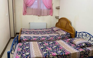 آپارتمان در شهر اصفهان واقع شده است. اقامتگاه در محیطی آرام آپارتمانی و بومی واقع است.
بافت محله آپارتمان شهری و مسیر دسترسی به اقامتگاه آسفالت می باشد.