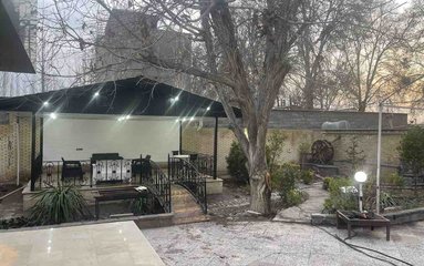 ویلا در شهر چهارباغ واقع شده است. اقامتگاه در محیطی آرام ویلایی و غیر بومی واقع است.
اقامتگاه دارای نگهبان می باشد.