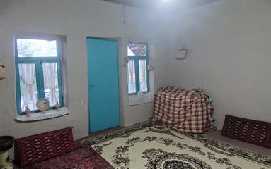 کلبه در شهر لاهیجان واقع شده است.
اقامتگاه در محیطی آرام روستایی و بومی واقع است.
کلبه دربست است.
بافت محله کلبه روستایی و مسیر دسترسی به اقامتگاه آسفالت می باشد.