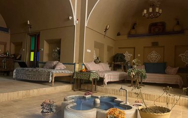 این بومگردی در فضایی 258 متری در میبد واقع شده است.
صبحانه رایگان برای میهمان سرو خواهد شد.
بافت محله کویری و مسیر دسترسی به اقامتگاه آسفالت می باشد.
وضعیت آنتن دهی ایرانسل، رایتل و همراه اول عالی می باشد.