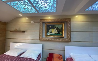 سوئیت در شهر بندر انزلی (خیابان پاسداران) واقع شده است.
اقامتگاه در محیطی آرام ویلایی و بومی واقع است.
اقامتگاه دارای دوربین مداربسته در ورودی و دارای نگهبان می باشد.