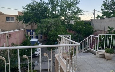 ویلا در شهر اصفهان واقع شده است.
اقامتگاه در محیطی آرام ویلایی و بومی واقع است.
بافت محله ویلا شهری و مسیر دسترسی به اقامتگاه آسفالت می باشد.
وضعیت آنتن دهی همراه اول، ایرانسل و رایتل عالی می باشد.
