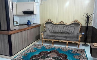 آپارتمان در شهر (مشهد) واقع شده است. اقامتگاه در محیطی آرام آپارتمانی و بومی واقع است.
اقامتگاه دارای دوربین مداربسته در ورودی و محوطه می باشد.
بافت محله آپارتمان شهری و مسیر دسترسی به اقامتگاه آسفالت می باشد.