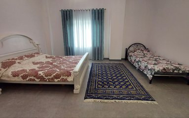 اقامتگاه در سرخرود واقع شده است.
اقامتگاه در محیطی آرام ویلایی و بومی واقع است.
ویلا دربست است.
بافت محله ویلا شهری و مسیر دسترسی به اقامتگاه 15 متر خاکی می باشد.