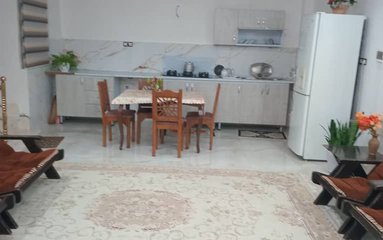 ویلا در شهر فومن واقع شده است. اقامتگاه در محیطی آرام ویلایی و بومی واقع است.
اقامتگاه دارای دوربین مداربسته در ورودی می باشد
وضعیت آنتن دهی همراه اول، ایرانسل و رایتل عالی می باشد.