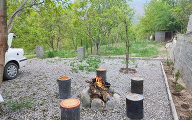 کلبه در شهر سوادکوه واقع شده است. اقامتگاه در محیطی آرام ویلایی و بومی واقع است.
وضعیت آنتن دهی همراه اول، ایرانسل و رایتل عالی می باشد.