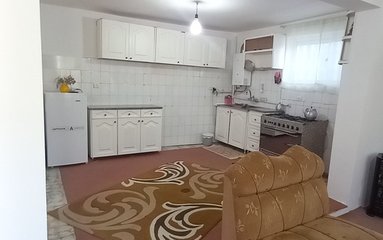 سوئیت در شهر مرزن آباد واقع شده است.
اقامتگاه در محیطی آرام ویلایی و بومی واقع است.
سوئیت دربست است.
اقامتگاه فاقد پارکینگ است.