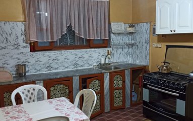 ویلا در شهر رامسر واقع شده است.
اقامتگاه در محیطی آرام ویلایی و بومی واقع است.
بافت محله ویلا جنگلی و مسیر دسترسی به اقامتگاه آسفالت می باشد.