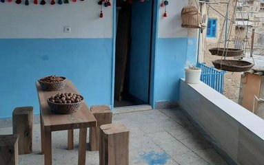 اقامتگاه بوم گردی "ژیار" در استان کردستان، شهرستان سنندج، بخش سیروان، روستای پلکانی گلین واقع شده است. روستای پلکانی گلین روستایی تاریخی است .اقامتگاه بوم گردی ژیار دارای 5 اتاق است. امکانات و خدماتی که اقامتگاه بوم گردی ژیار برای رفاه مسافران گرامی در نظر گرفته می توان به راهنمای محلی تورهای گردشگری، آشپزخانه دارای تمامی امکانات مورد نیاز آشپزی، پارکینگ غیرمسقف اختصاصی در فاصله 15 متری از درب اقامتگاه و سیستم سرمایشی و گرمایشی (پنکه، بخاری نفتی و کرسی) اشاره کرد. اقامت در این بومگردی به همراه صبحانه است. لازم به ذکر است مهمانان عزیز در صورت تمایل با هماهنگی قبلی با پرسنل این خانه بومی می توانند از انواع غذاهای لذیذ محلی و را سفارش دهند و میل نمایند. از جمله آثار باستانی و طبیعی روستای گلین می توان حمام قدیمی محله پیر شاوا؛ دارای طرح و معماری بسیار قدیمی و چشمه بیلو؛ یکی از چشمه های اصلی و قدیمی روستا را نام برد.