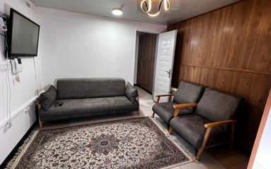 آپارتمان در شهر تهران (داراباد) واقع شده است.
اقامتگاه در محیطی آرام آپارتمانی و بومی واقع است.
اقامتگاه فاقد پارکینگ است.
قابل توجه میهمانان همراه با سالمند، کودک و افراد دارای معلولیت، این اقامتگاه در طبقه یک و دارای 11 پله می باشد.