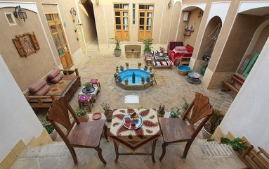 این بومگردی در شهر کاشان (فاضل نراقی) واقع شده است.
سرویس خواب این اقامتگاه رخت خواب سنتی و تخت می باشد.
بومگردی دارای وای فای رایگان برای مهمانان عزیز می باشد.
صبحانه رایگان برای مهمان سرو خواهد شد که شامل صبحانه سرد و گرم می باشد.
بافت محله تاریخی و مسیر دسترسی به اقامتگاه آسفالت می باشد.
وضعیت آنتن دهی ایرانسل، رایتل و همراه اول عالی می باشد.
اقامتگاه قبل از ورود مهمان بطور کامل نظافت خواهد شد.