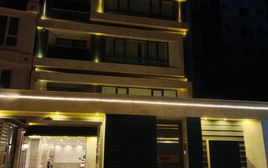 آپارتمان در شهر سنندج واقع شده است.
اقامتگاه در محیطی آرام آپارتمانی و بومی واقع است.
اقامتگاه دارای دوربین مداربسته در ورودی می باشد.
بافت محله آپارتمان شهری و مسیر دسترسی به اقامتگاه آسفالت می باشد.
وضعیت آنتن دهی همراه اول، ایرانسل و رایتل عالی می باشد.