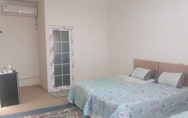 این بومگردی در فضایی 280 متری در بندرعباس واقع شده است.
محله شهری و مسیر دسترسی به اقامتگاه آسفالت می باشد.
وضعیت آنتن دهی ایرانسل، رایتل و همراه اول عالی می باشد.
تامین رخت خواب سنتی نفرات اضافه به عهده میهمان می باشد.