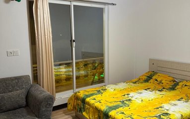 ویلا در شهر سرخرود واقع شده است. اقامتگاه در محیطی آرام ویلایی و بومی واقع است.
اقامتگاه دارای دوربین مداربسته در ورودی می باشد
بافت محله ویلا ساحلی و مسیر دسترسی به اقامتگاه آسفالت می باشد.
وضعیت آنتن دهی همراه اول، ایرانسل و رایتل عالی می باشد.