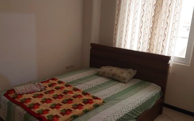 آپارتمان در شهر رشت واقع شده است.
اقامتگاه در محیطی آرام آپارتمانی و بومی واقع است.
افت محله آپارتمان شهری و مسیر دسترسی به اقامتگاه آسفالت می باشد.
وضعیت آنتن دهی همراه اول، ایرانسل و رایتل عالی می باشد.
