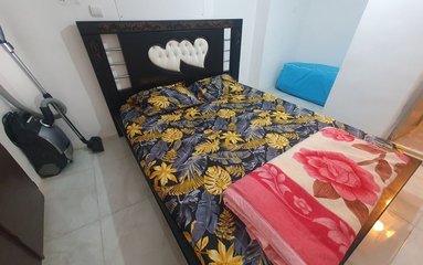 آپارتمان در شهر همدان (روستای حیدره بالای شهر) واقع شده است.
اقامتگاه در محیطی آرام ویلایی و بومی واقع است.
بافت محله آپارتمان روستایی و مسیر دسترسی به اقامتگاه آسفالت می باشد.
وضعیت آنتن دهی همراه اول عالی، ایرانسل ضعیف و رایتل ضعیف می باشد.