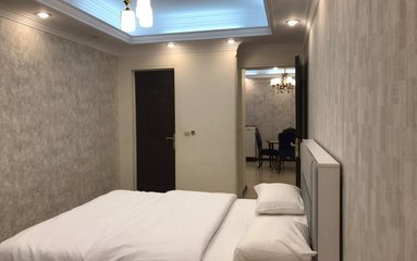 آپارتمان در شهر تهران واقع شده است. اقامتگاه در محیطی آرام آپارتمانی و بومی واقع است.
بافت محله آپارتمان شهری و دسترسی به اقامتگاه آسفالت می باشد.
وضعیت آنتن دهی همراه اول، ایرانسل و رایتل عالی می باشد.
اقامتگاه قبل از ورود مهمان بطور کامل نظافت خواهد شد.