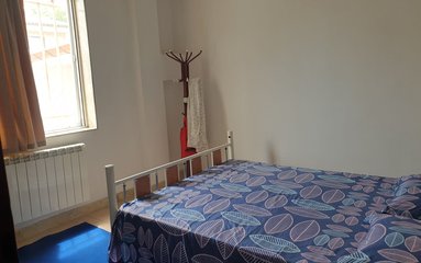 ویلا در شهر رشت (روستای چپرپرد پایین) واقع شده است. اقامتگاه در محیطی آرام ویلایی و بومی واقع است.
اقامتگاه برای پارک 1 خودرو پارکینگ روباز دارد. قابل توجه میهمانان همراه با سالمند، کودک و افراد دارای معلولیت، این اقامتگاه در طبقه همکف و دارای 1 پله می باشد.