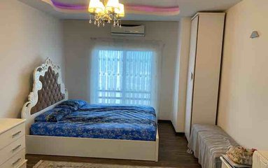 اقامتگاه در شهر تنکابن می باشد.
اقامتگاه در محیطی آرام آپارتمانی و بومی واقع است.
اقامتگاه برای پارک 2 خودرو پارکینگ سرپوشیده دارد.
قابل توجه میهمانان همراه با سالمند، کودک و افراد دارای معلولیت، این اقامتگاه در طبقه 8 و آپارتمان مجهز به آسانسور است.