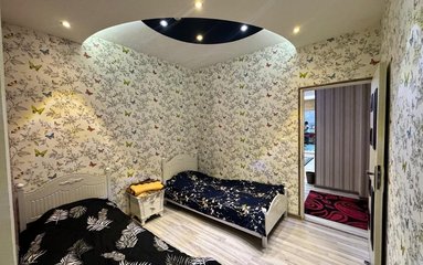 آپارتمان در شهر سرعین واقع شده است.
اقامتگاه در محیطی آرام ویلایی و بومی واقع است.
بافت محله آپارتمان شهری و مسیر دسترسی به اقامتگاه آسفالت می باشد.
وضعیت آنتن دهی همراه اول، ایرانسل و رایتل عالی می باشد.
