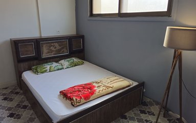 اقامتگاه در شهر اصفهان واقع شده است.
اقامتگاه در محیطی آرام آپارتمانی و بومی واقع است.
اقامتگاه برای پارک 1 خودرو پارکینگ روباز دارد.
قابل توجه میهمانان همراه با سالمند، کودک و افراد دارای معلولیت، این اقامتگاه در طبقه 1 و دارای 15 پله می باشد.