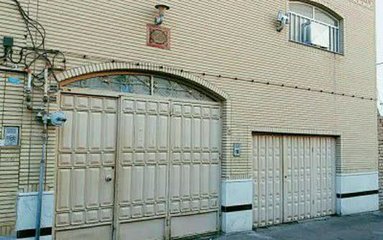 آپارتمان در شهر کاشان واقع شده است.
اقامتگاه در محیطی آرام آپارتمانی و بومی واقع است.
اقامتگاه دارای نگهبان می باشد.
آپارتمان دربست است.
اقامتگاه دارای 1 اتاق مستر می باشد.
اقامتگاه برای پارک 1 خودرو پارکینگ سرپوشیده دارد.
قابل توجه مهمانان همراه با سالمند، کودک و افراد دارای معلولیت، این اقامتگاه در طبقه 1 و دارای 9 پله می باشد.
بافت محله آپارتمان شهری و دسترسی به اقامتگاه آسفالت می باشد.
وضعیت آنتن دهی همراه اول، ایرانسل و رایتل عالی می باشد.
اقامتگاه قبل از ورود مهمان بطور کامل نظافت خواهد شد.
برگزاری مراسم ممنوع است.
پذیرش اقامتگاه 24 ساعته است.
از ایجاد سروصدای زیاد پرهیز گردد.
تامین رخت خواب سنتی نفرات اضافه به عهده مهمان می باشد.
ارائه کارت ملی هوشمند الزامیست.
از آوردن حیوانات خانگی داخل اقامتگاه جلوگیری شود.