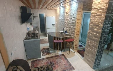 ویلا در شهر نور واقع شده است.
اقامتگاه در محیطی آرام آپارتمانی و غیر بومی واقع است.
اقامتگاه دارای دوربین مداربسته در درب حیاط و دارای نگهبان می باشد.
ویلا دربست است.