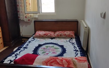 ویلا در شهر قمصر (محله پایین) واقع شده است. اقامتگاه در محیطی آرام ویلایی و بومی واقع است.
ویلا دربست است. اقامتگاه برای پارک 1 خودرو پارکینگ روباز دارد. قابل توجه میهمانان همراه با سالمند، کودک و افراد دارای معلولیت، این اقامتگاه دوبلکس و دارای 3 پله در ورودی و 16 پله برای طبقه بالا می باشد.